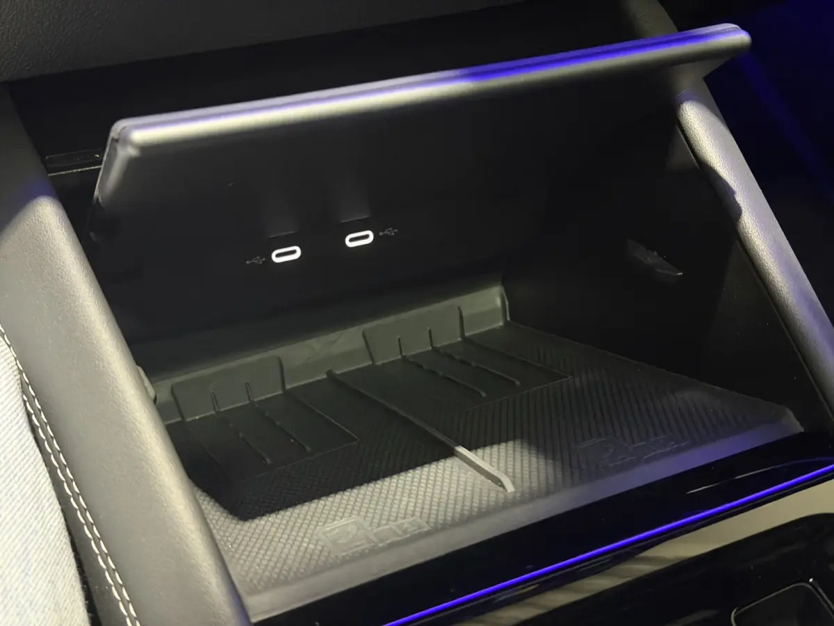 1.5 eHybrid R-Line Edition | Trekhaak | H&K Audio | Panoramadak | Black Style | Winterpakket plus