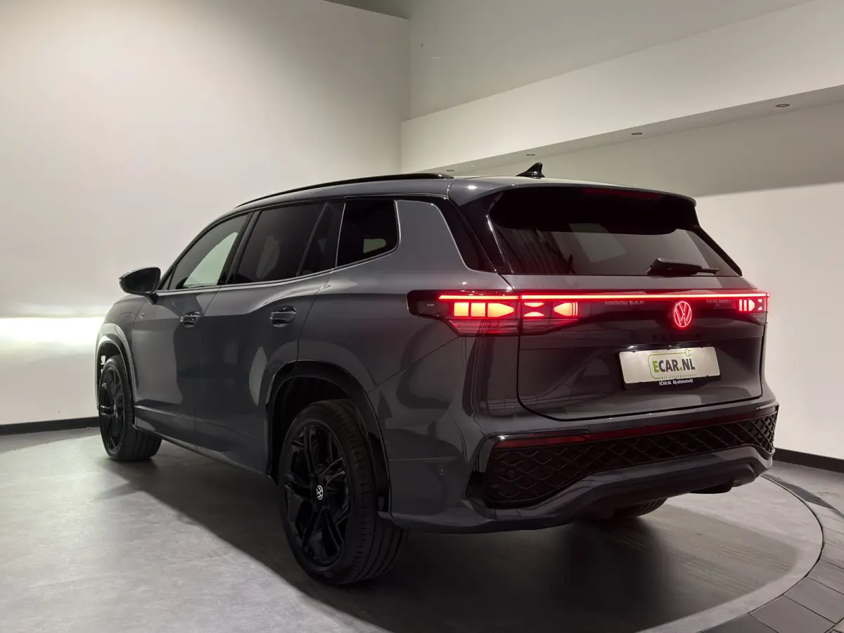 1.5 eHybrid R-Line Edition | Trekhaak | H&K Audio | Panoramadak | Black Style | Winterpakket plus