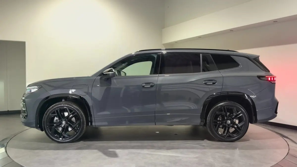 1.5 eHybrid R-Line Edition | Trekhaak | H&K Audio | Panoramadak | Black Style | Winterpakket plus