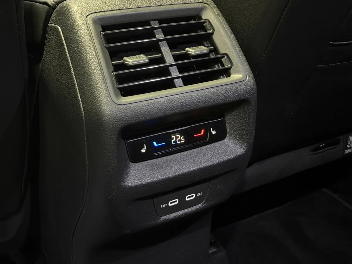 1.5 eHybrid R-Line Edition | Trekhaak | H&K Audio | Panoramadak | Black Style | Winterpakket plus