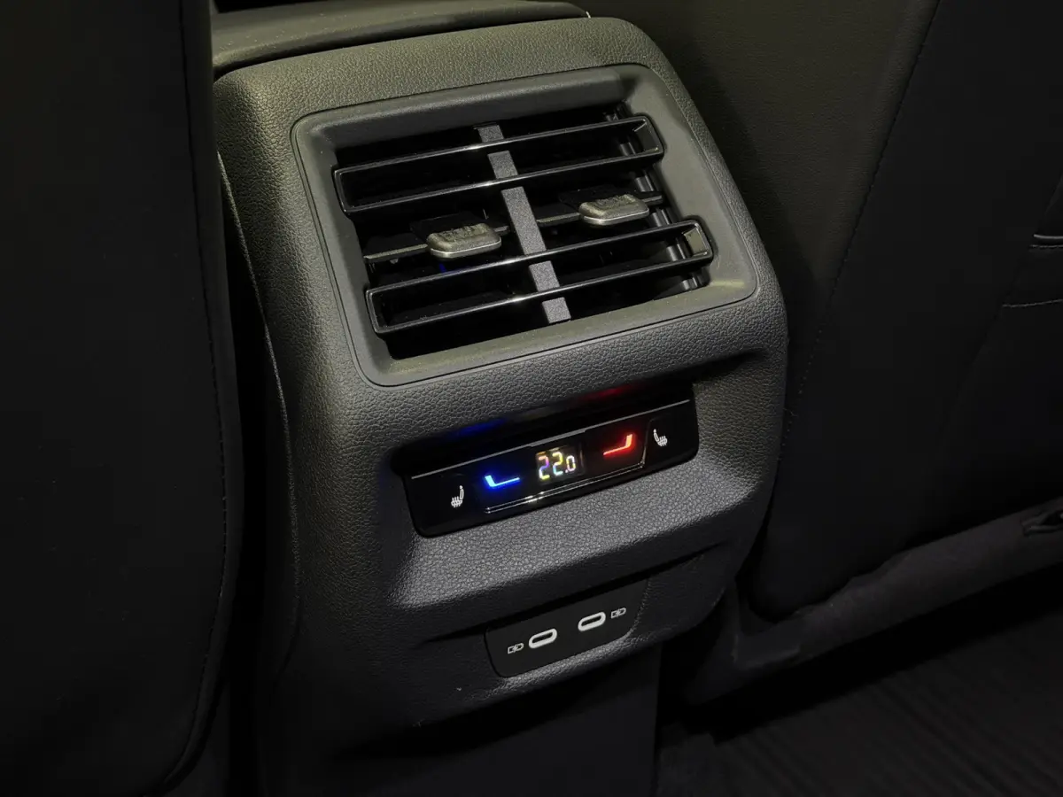 1.5 eHybrid R-Line Edition | Trekhaak | H&K Audio | Luxe Leder | Panoramadak | Stoel ventilatie