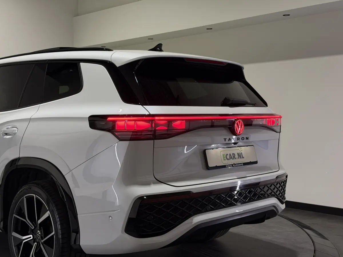 1.5 eHybrid R-Line Edition | Trekhaak | H&K Audio | Luxe Leder | Panoramadak | Stoel ventilatie