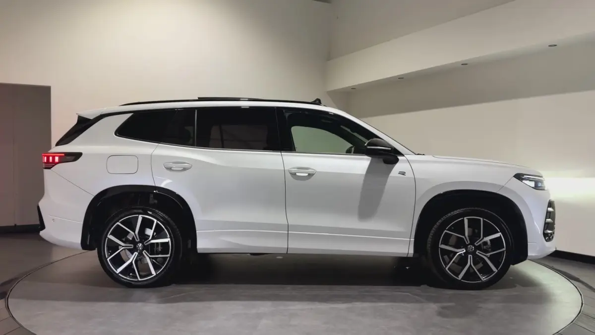 1.5 eHybrid R-Line Edition | Trekhaak | H&K Audio | Luxe Leder | Panoramadak | Stoel ventilatie