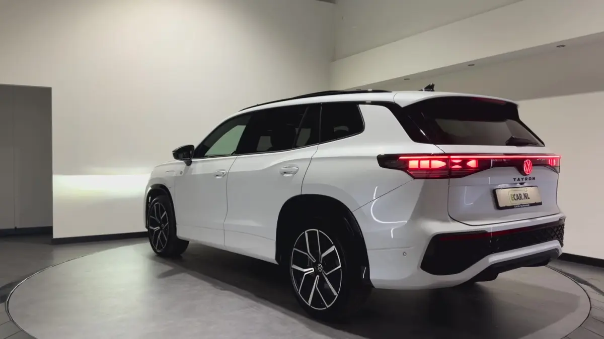 1.5 eHybrid R-Line Edition | Trekhaak | H&K Audio | Luxe Leder | Panoramadak | Stoel ventilatie