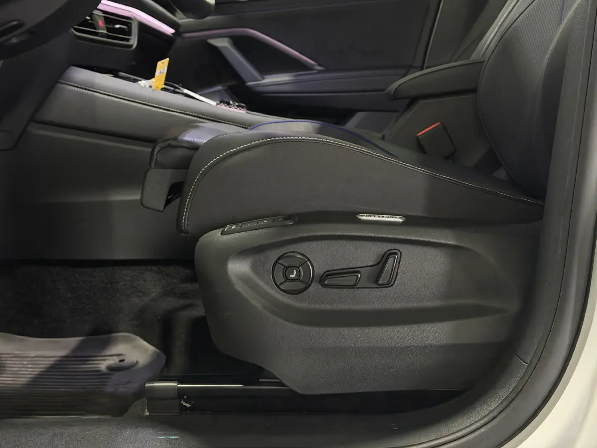 1.5 eHybrid R-Line Edition | Trekhaak | H&K Audio | Luxe Leder | Panoramadak | Stoel ventilatie