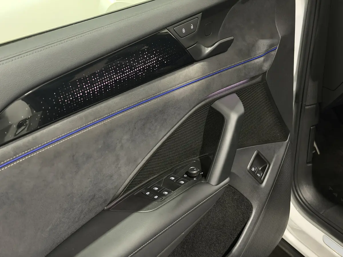 1.5 eHybrid R-Line Edition | Trekhaak | H&K Audio | Luxe Leder | Panoramadak | Stoel ventilatie