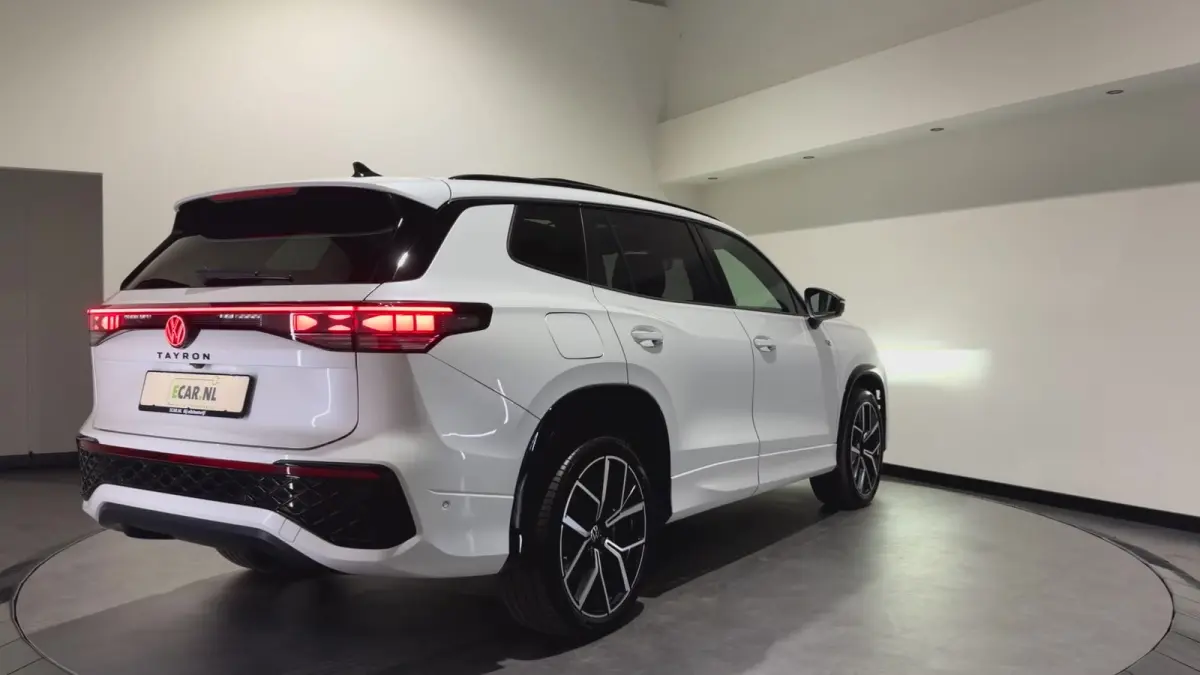 1.5 eHybrid R-Line Edition | Trekhaak | H&K Audio | Luxe Leder | Panoramadak | Stoel ventilatie
