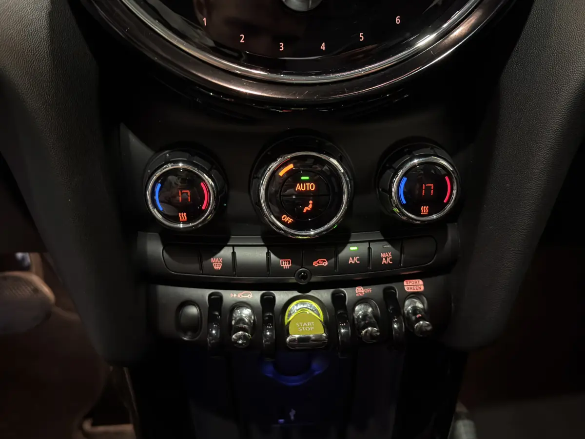 MINI Yours 33 kWh | SOH 95,3% | Panoramadak | Voorstoelen verwarmd | Apple CarPlay - Android Auto