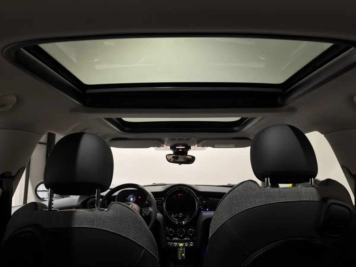 MINI Yours 33 kWh | SOH 95,3% | Panoramadak | Voorstoelen verwarmd | Apple CarPlay - Android Auto