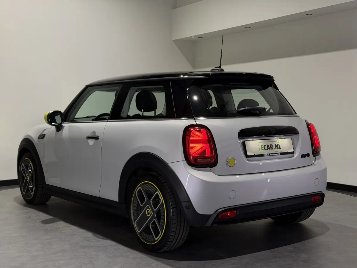MINI Yours 33 kWh | SOH 95,3% | Panoramadak | Voorstoelen verwarmd | Apple CarPlay - Android Auto