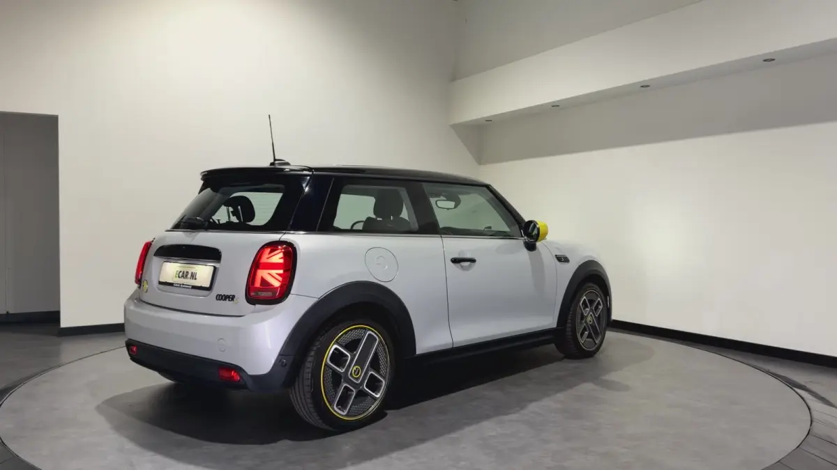 MINI Yours 33 kWh | SOH 95,3% | Panoramadak | Voorstoelen verwarmd | Apple CarPlay - Android Auto