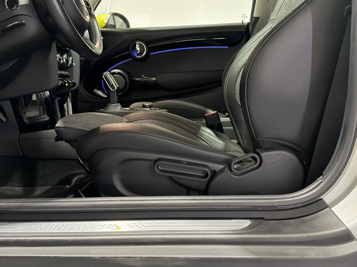 MINI Yours 33 kWh | SOH 95,3% | Panoramadak | Voorstoelen verwarmd | Apple CarPlay - Android Auto