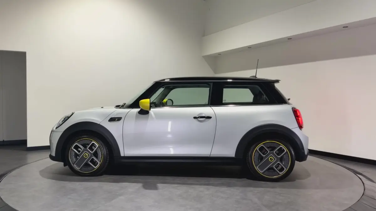 MINI Yours 33 kWh | SOH 95,3% | Panoramadak | Voorstoelen verwarmd | Apple CarPlay - Android Auto