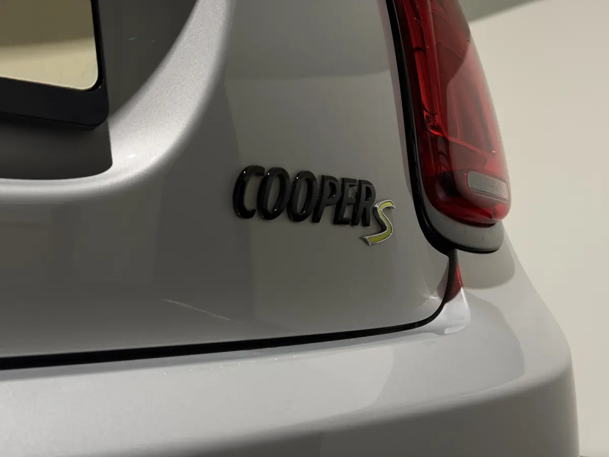 MINI Yours 33 kWh | SOH 95,3% | Panoramadak | Voorstoelen verwarmd | Apple CarPlay - Android Auto