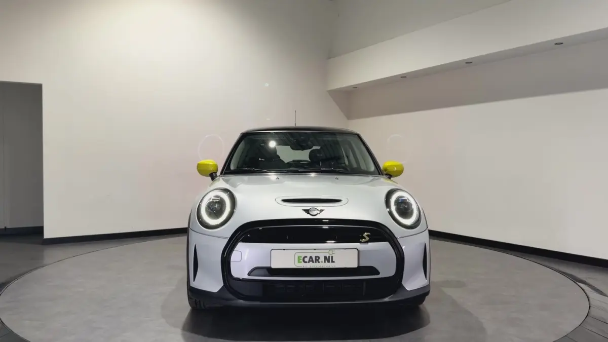MINI Yours 33 kWh | SOH 95,3% | Panoramadak | Voorstoelen verwarmd | Apple CarPlay - Android Auto