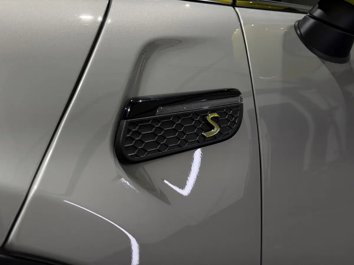 MINI Yours 33 kWh | SOH 95,3% | Panoramadak | Voorstoelen verwarmd | Apple CarPlay - Android Auto
