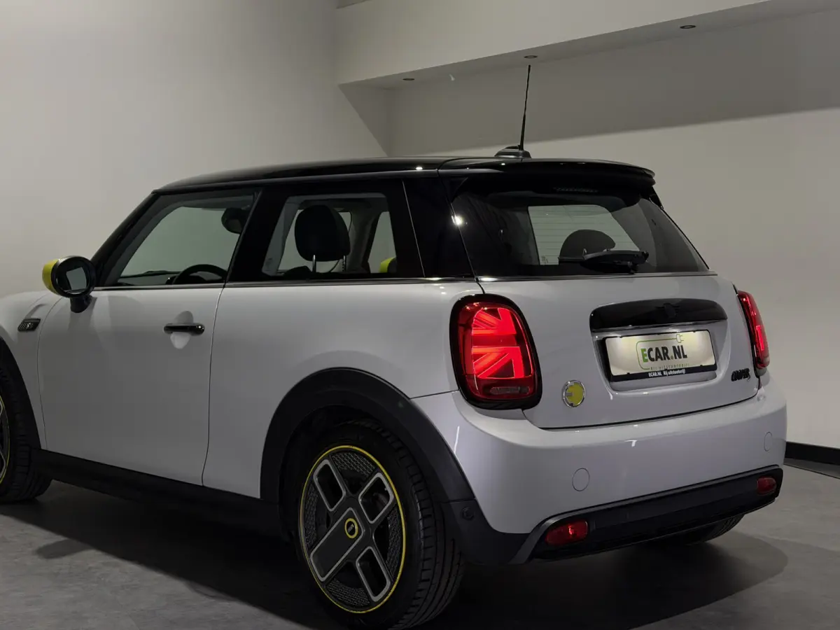 MINI Yours 33 kWh | SOH 95,3% | Panoramadak | Voorstoelen verwarmd | Apple CarPlay - Android Auto