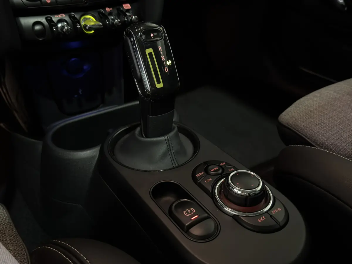 MINI Yours 33 kWh | SOH 95,3% | Panoramadak | Voorstoelen verwarmd | Apple CarPlay - Android Auto
