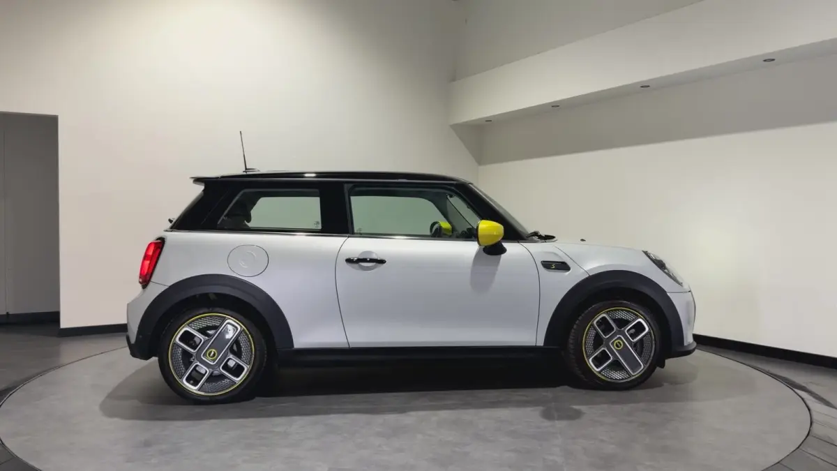 MINI Yours 33 kWh | SOH 95,3% | Panoramadak | Voorstoelen verwarmd | Apple CarPlay - Android Auto