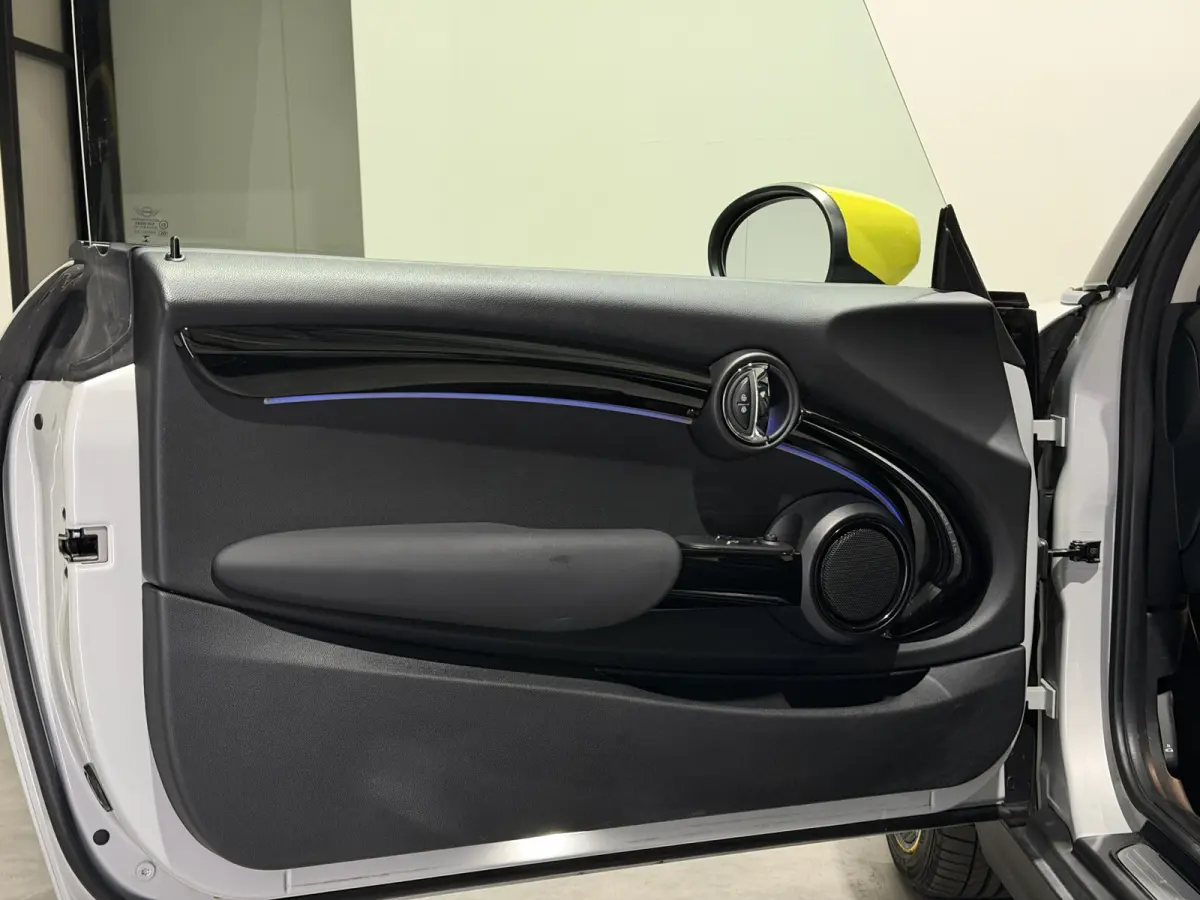 MINI Yours 33 kWh | SOH 95,3% | Panoramadak | Voorstoelen verwarmd | Apple CarPlay - Android Auto
