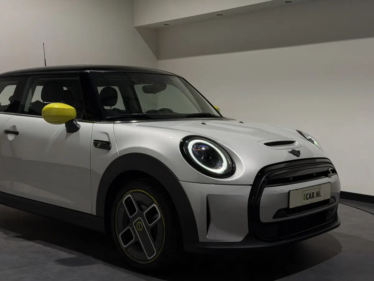 MINI Yours 33 kWh | SOH 95,3% | Panoramadak | Voorstoelen verwarmd | Apple CarPlay - Android Auto