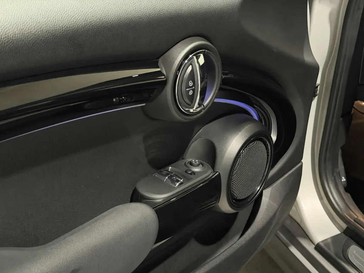 MINI Yours 33 kWh | SOH 95,3% | Panoramadak | Voorstoelen verwarmd | Apple CarPlay - Android Auto