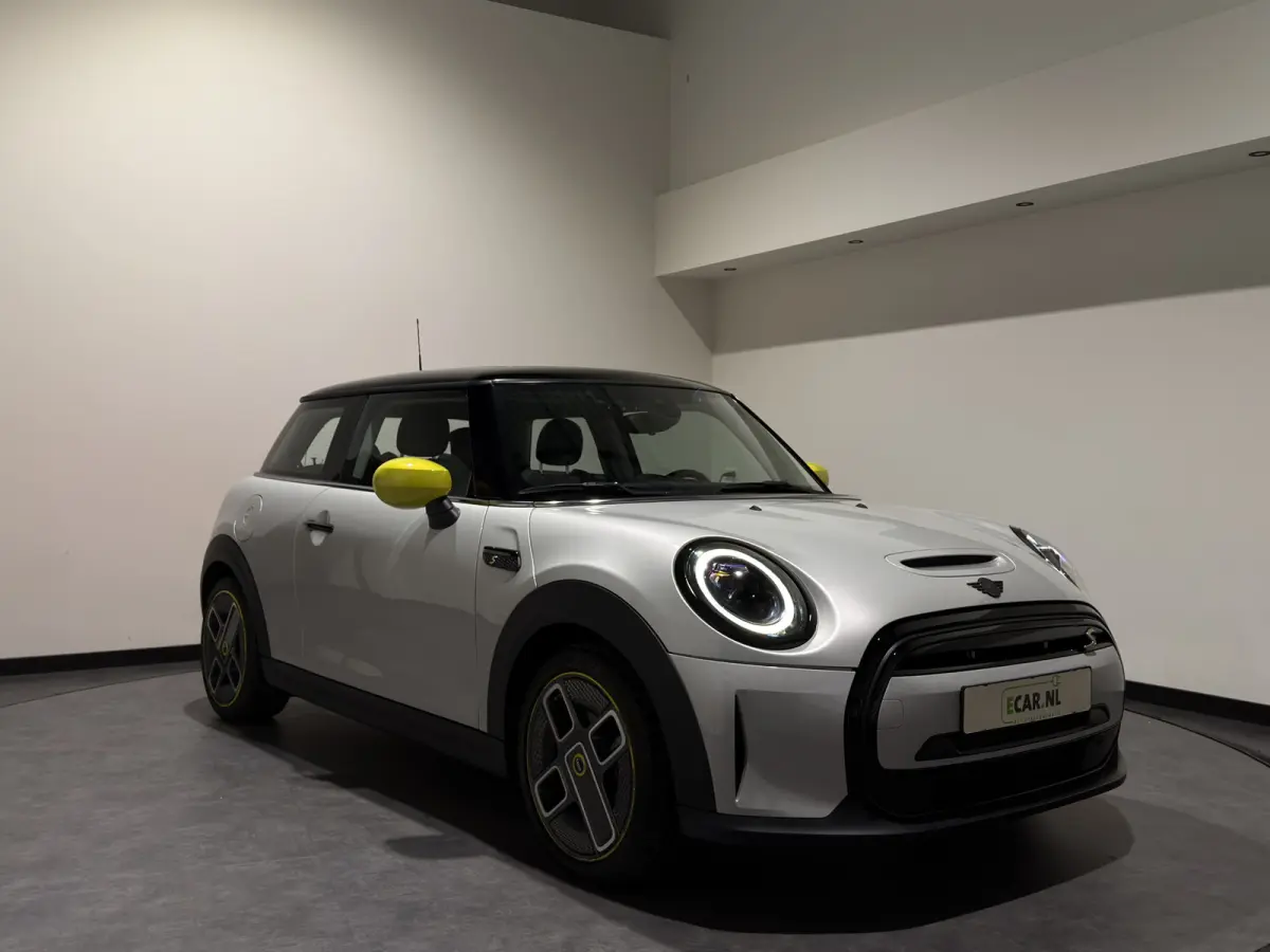 MINI Yours 33 kWh | SOH 95,3% | Panoramadak | Voorstoelen verwarmd | Apple CarPlay - Android Auto