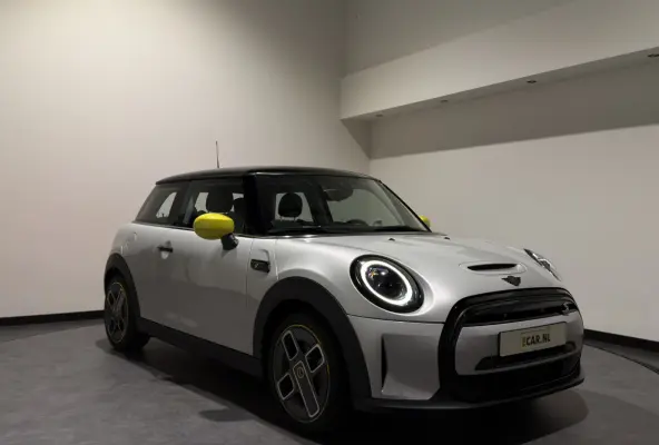 MINI Yours 33 kWh | SOH 95,3% | Panoramadak | Voorstoelen verwarmd | Apple CarPlay - Android Auto