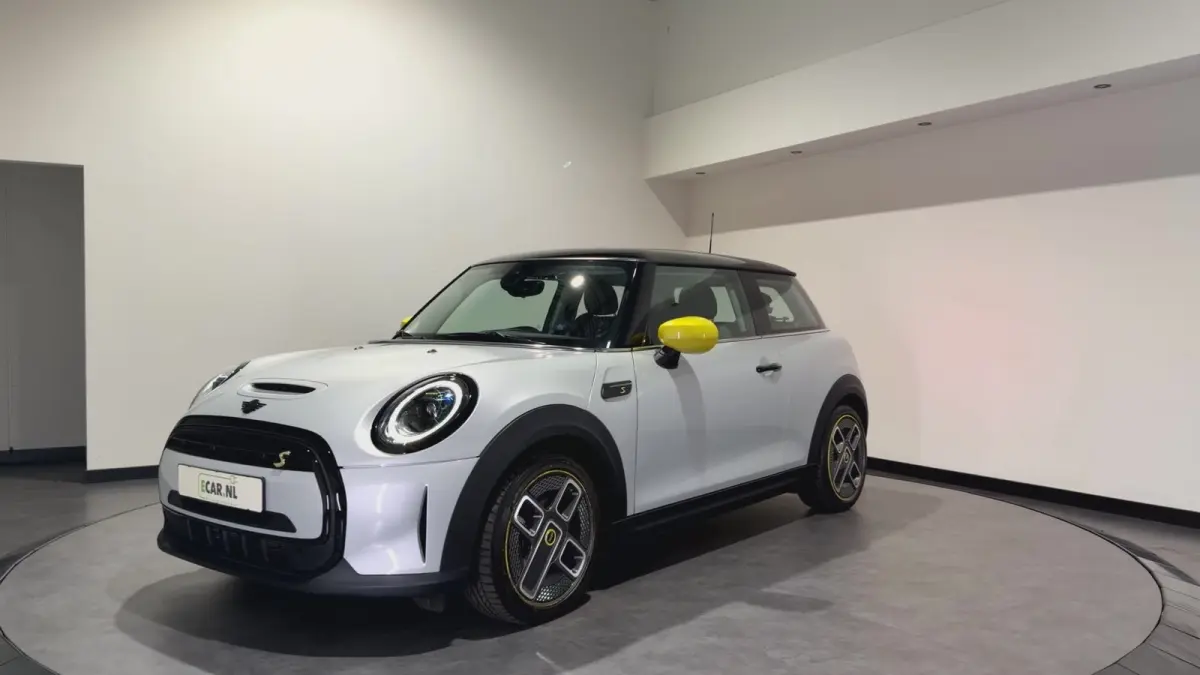 MINI Yours 33 kWh | SOH 95,3% | Panoramadak | Voorstoelen verwarmd | Apple CarPlay - Android Auto