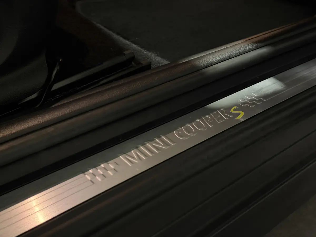 MINI Yours 33 kWh | SOH 95,3% | Panoramadak | Voorstoelen verwarmd | Apple CarPlay - Android Auto