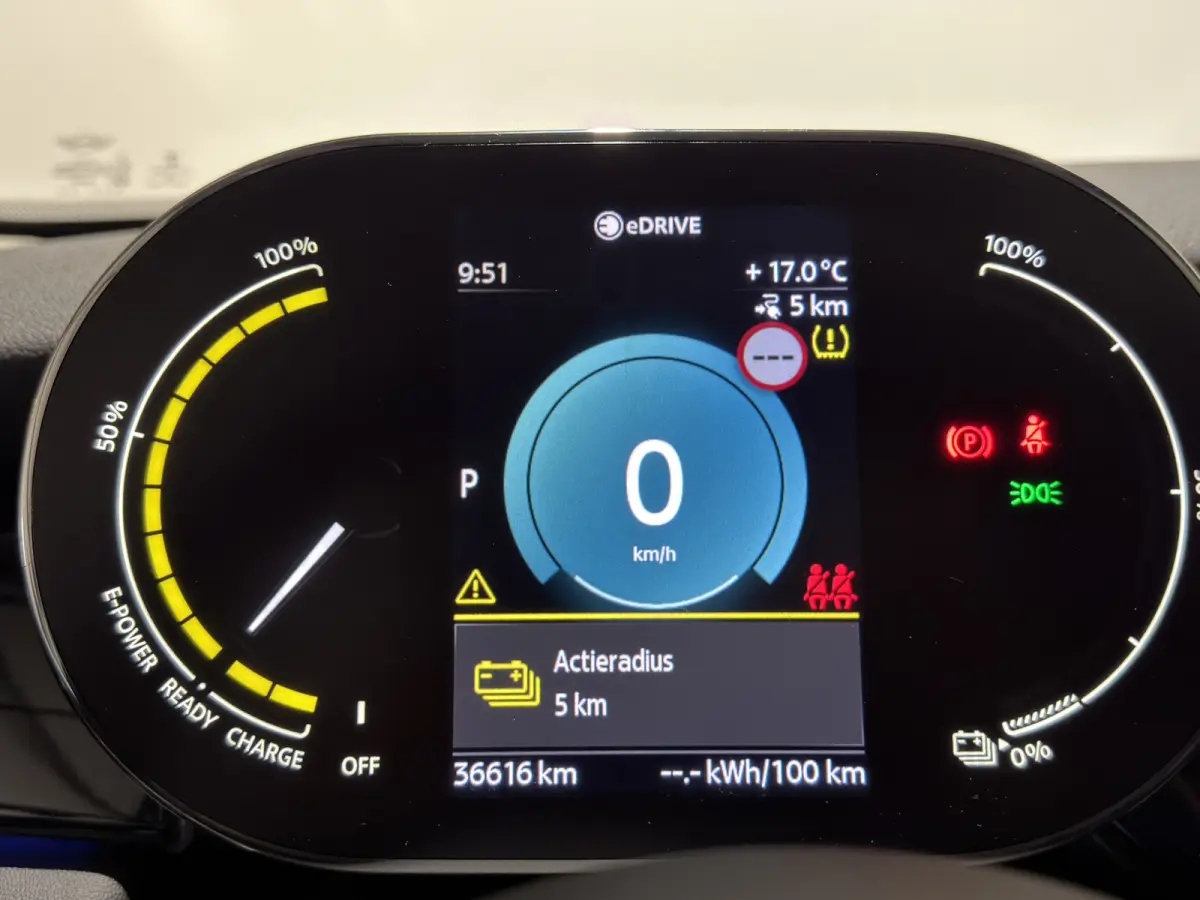 MINI Yours 33 kWh | SOH 95,3% | Panoramadak | Voorstoelen verwarmd | Apple CarPlay - Android Auto