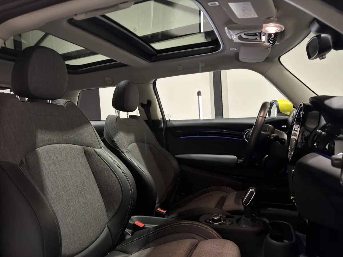 MINI Yours 33 kWh | SOH 95,3% | Panoramadak | Voorstoelen verwarmd | Apple CarPlay - Android Auto