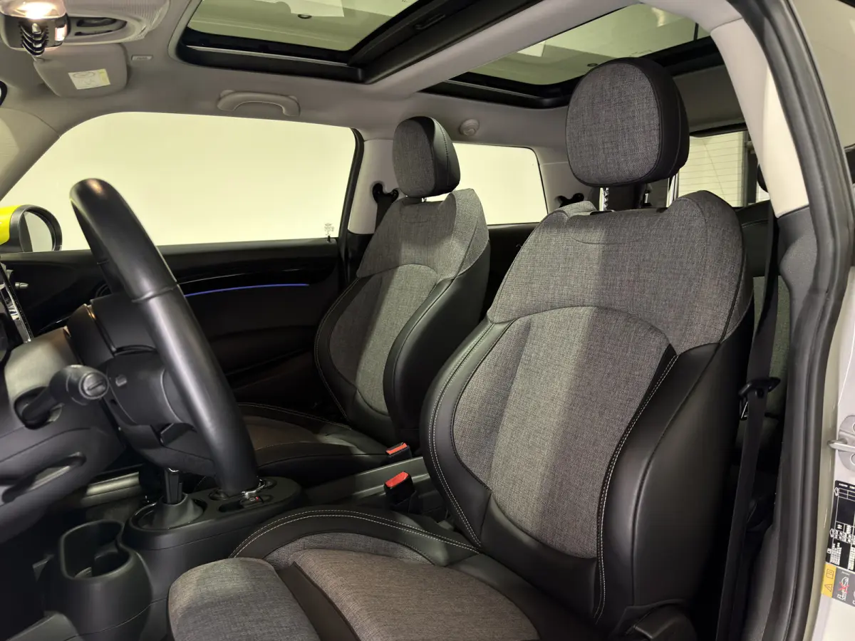 MINI Yours 33 kWh | SOH 95,3% | Panoramadak | Voorstoelen verwarmd | Apple CarPlay - Android Auto