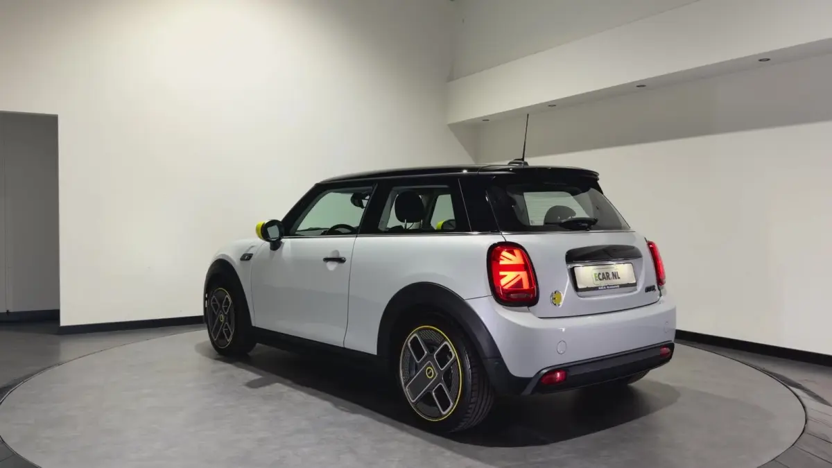 MINI Yours 33 kWh | SOH 95,3% | Panoramadak | Voorstoelen verwarmd | Apple CarPlay - Android Auto