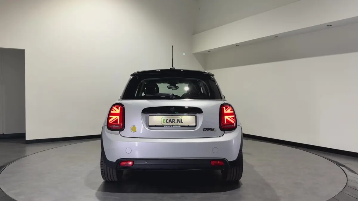 MINI Yours 33 kWh | SOH 95,3% | Panoramadak | Voorstoelen verwarmd | Apple CarPlay - Android Auto