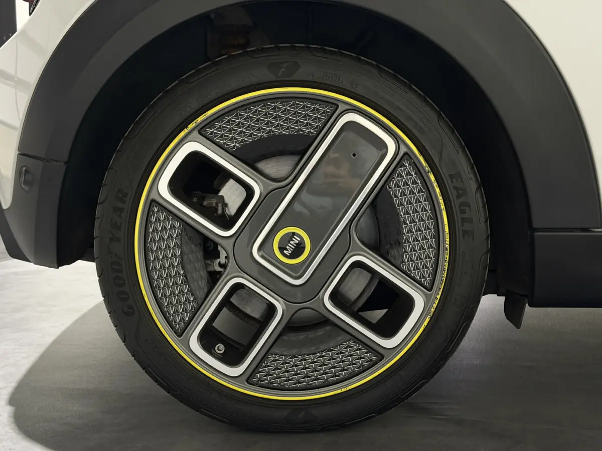 MINI Yours 33 kWh | SOH 95,3% | Panoramadak | Voorstoelen verwarmd | Apple CarPlay - Android Auto