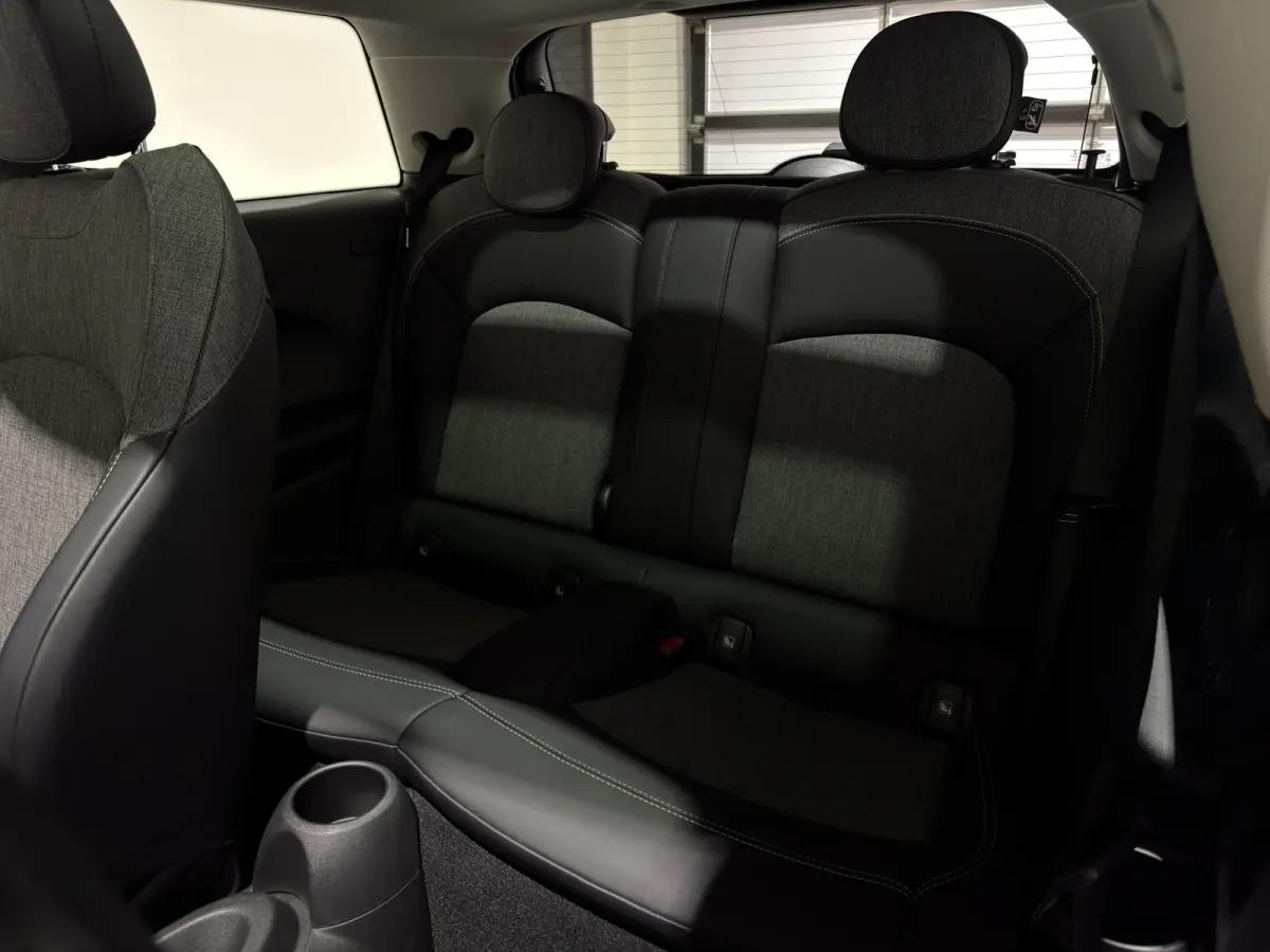 MINI Yours 33 kWh | SOH 95,3% | Panoramadak | Voorstoelen verwarmd | Apple CarPlay - Android Auto
