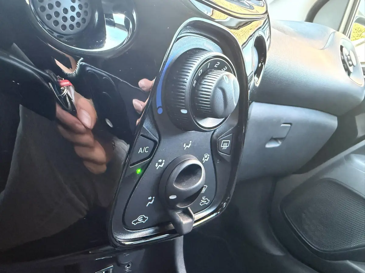 1.0 VTi Feel | 2E EIGENAAR | 82.229 KM | CARPLAY | CAMERA | AIRCO | PRIVACY GLASS |