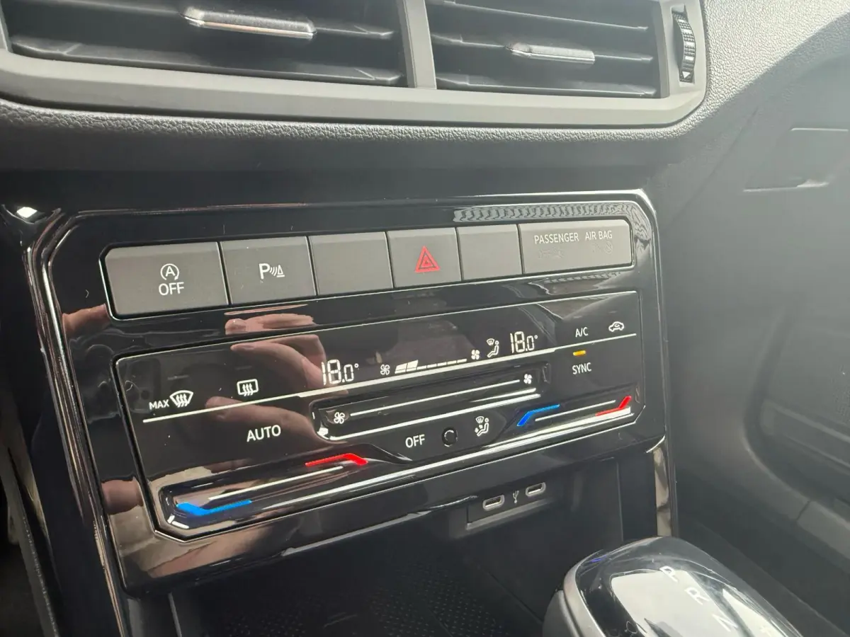 1.0 TSI R-Line | 1E EIGENAAR | 3/6/12MND GARANTIE| AUTOMAAT | LED | CARPLAY | DIGITAAL COCKPIT | DAB | CRUISE |