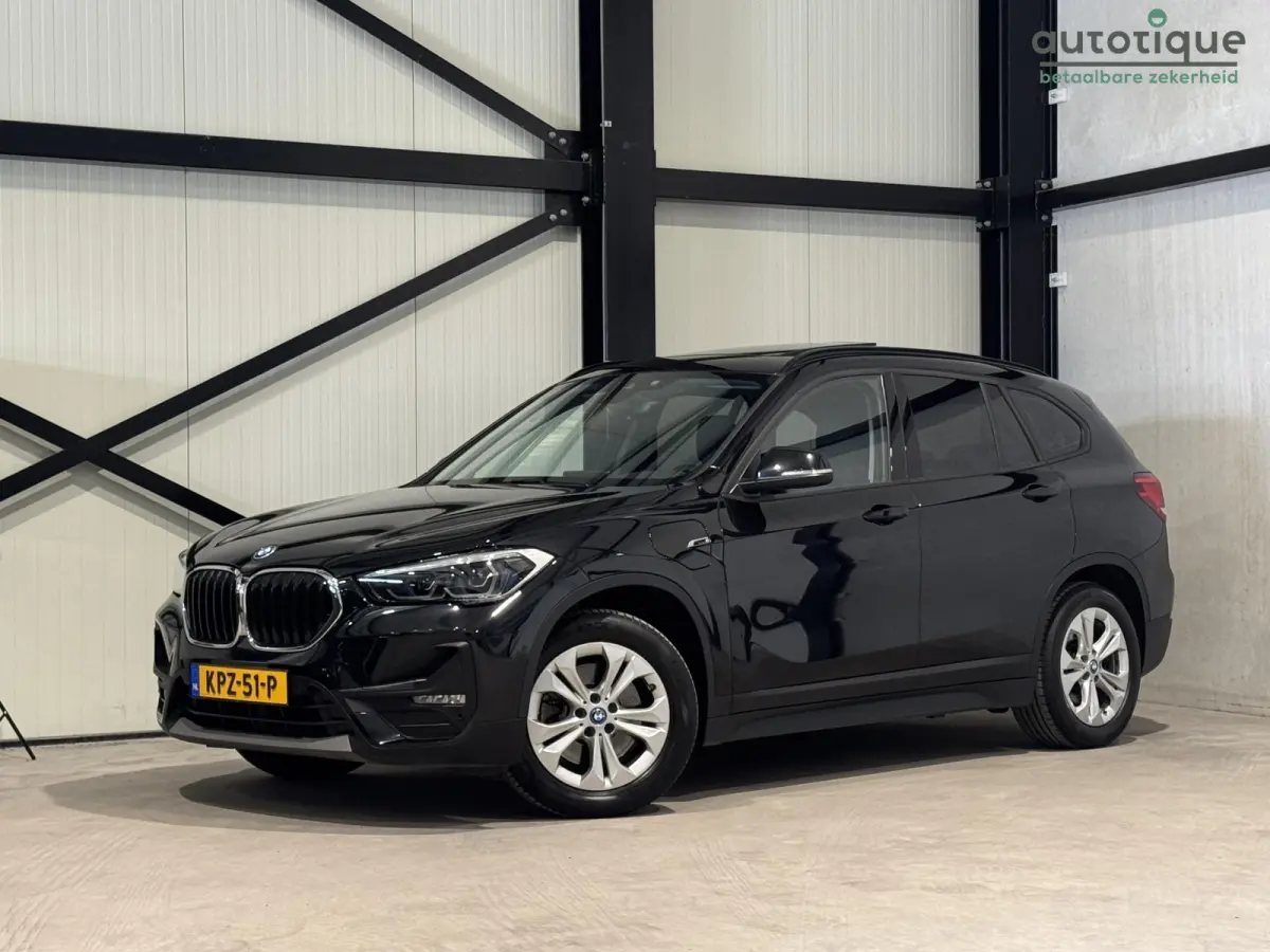 xDrive25e Business | panorama | navi | led | privacy glas |