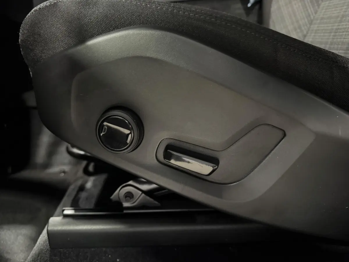 2.0 Recharge T6 AWD Business | panorama | navi | facelift model |