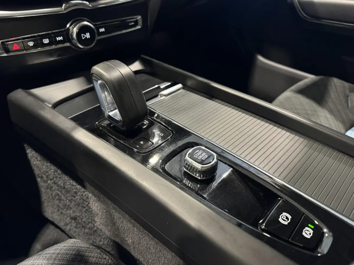 2.0 Recharge T6 AWD Business | panorama | navi | facelift model |