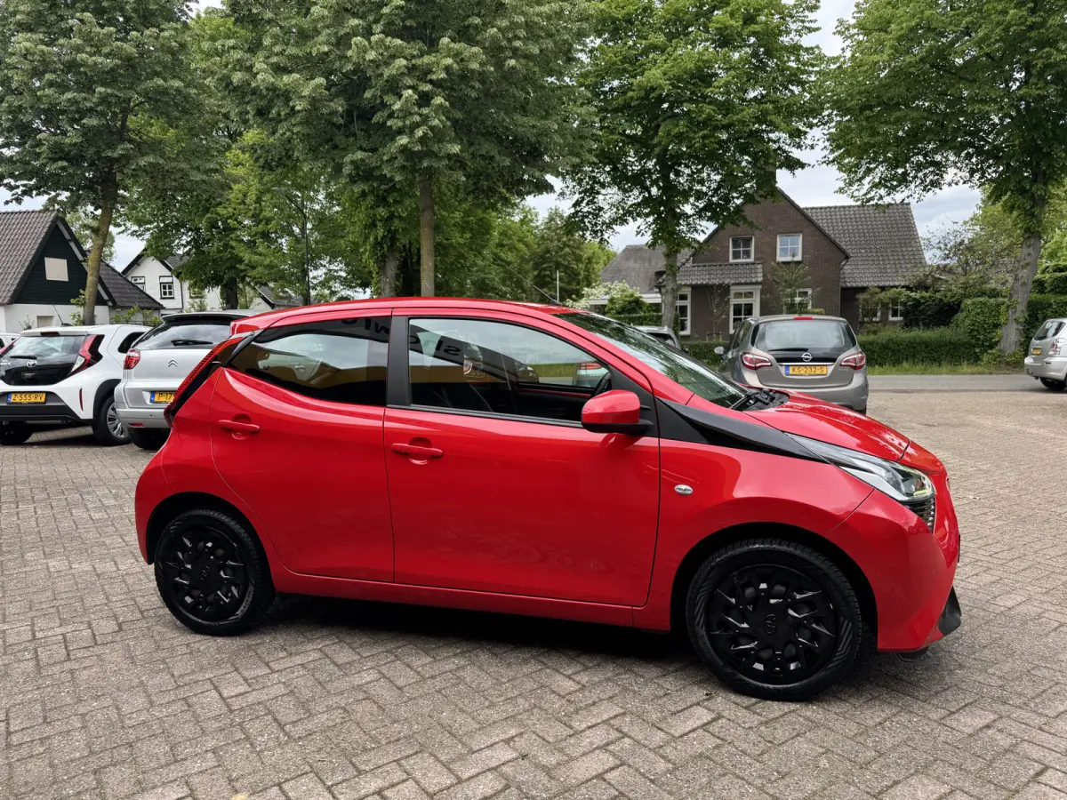 1.0 VVT-i x-joy Automaat Airco Camera Carplay
