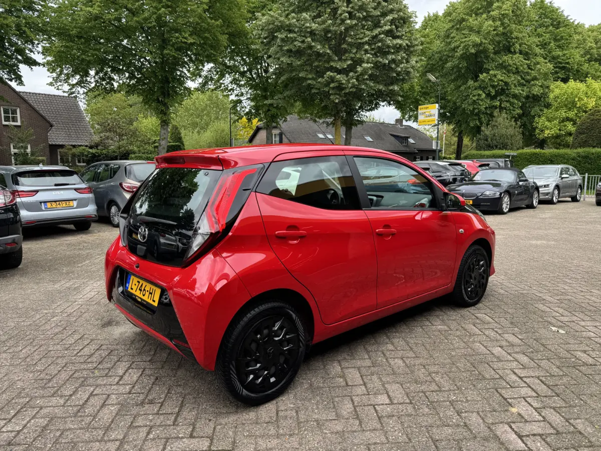1.0 VVT-i x-joy Automaat Airco Camera Carplay