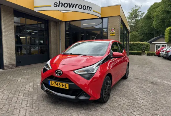 1.0 VVT-i x-joy Automaat Airco Camera Carplay
