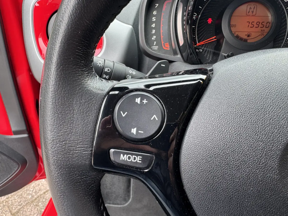 1.0 VVT-i x-joy Automaat Airco Camera Carplay