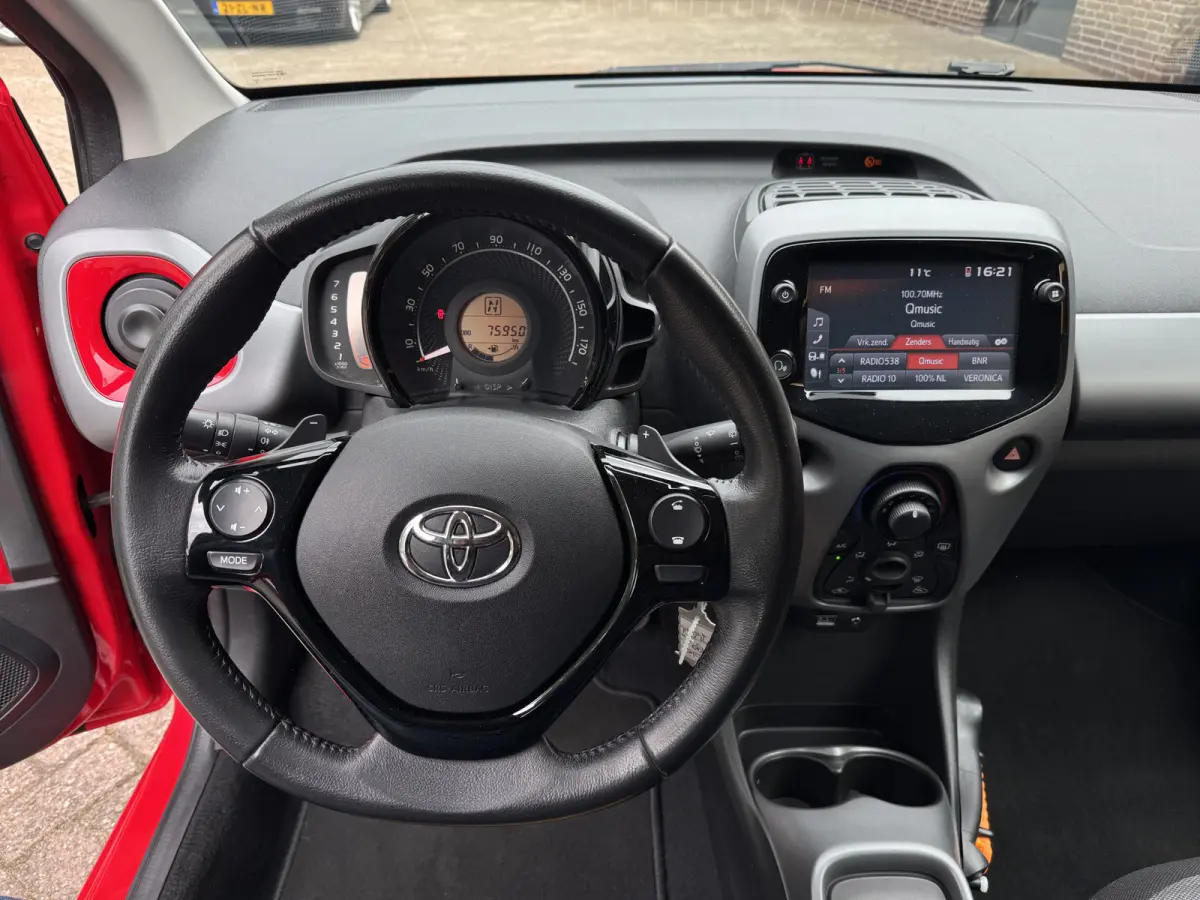 1.0 VVT-i x-joy Automaat Airco Camera Carplay