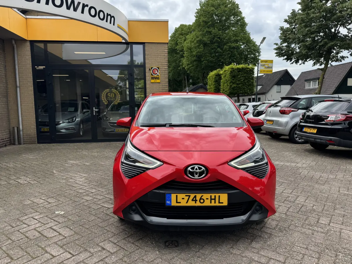 1.0 VVT-i x-joy Automaat Airco Camera Carplay