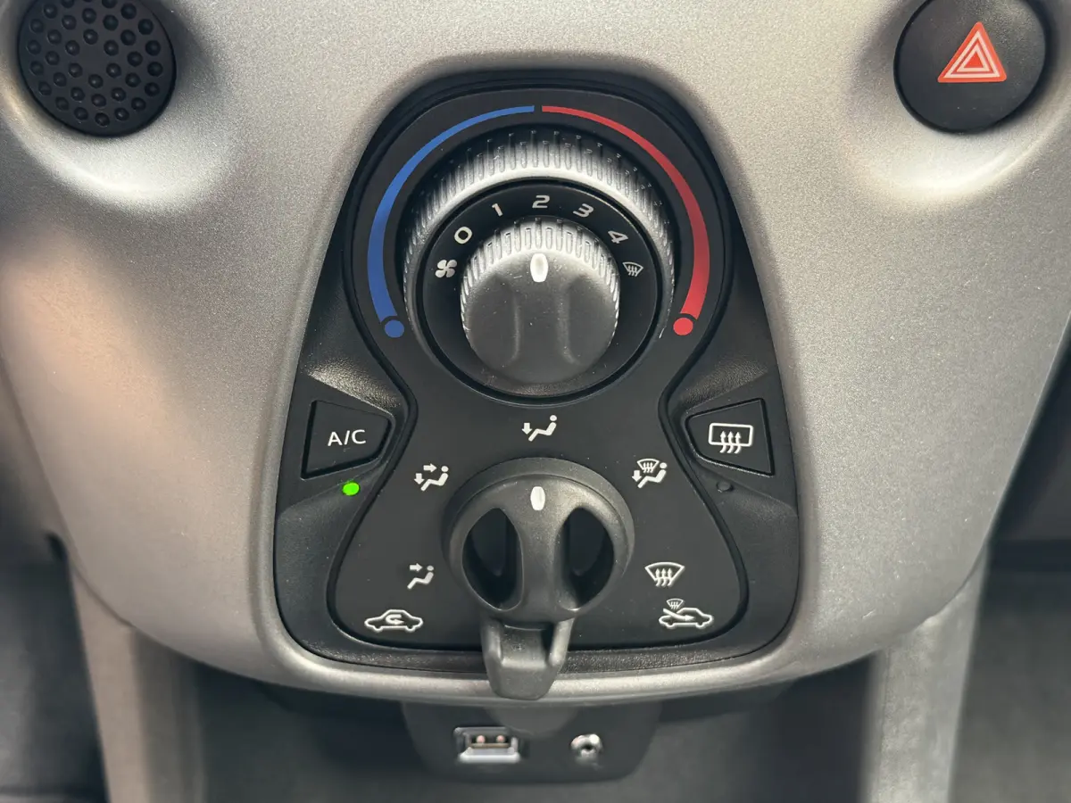 1.0 VVT-i x-joy Automaat Airco Camera Carplay