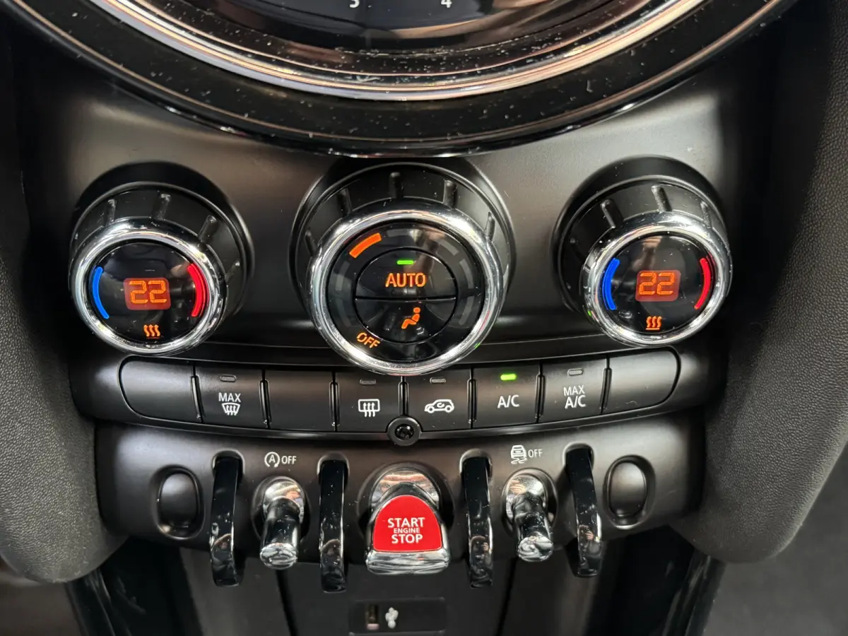 1.5 One Climate Control Led Navi Carplay